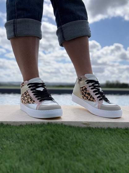Chaussures baskets hautes type sneakers montantes léopard et doré