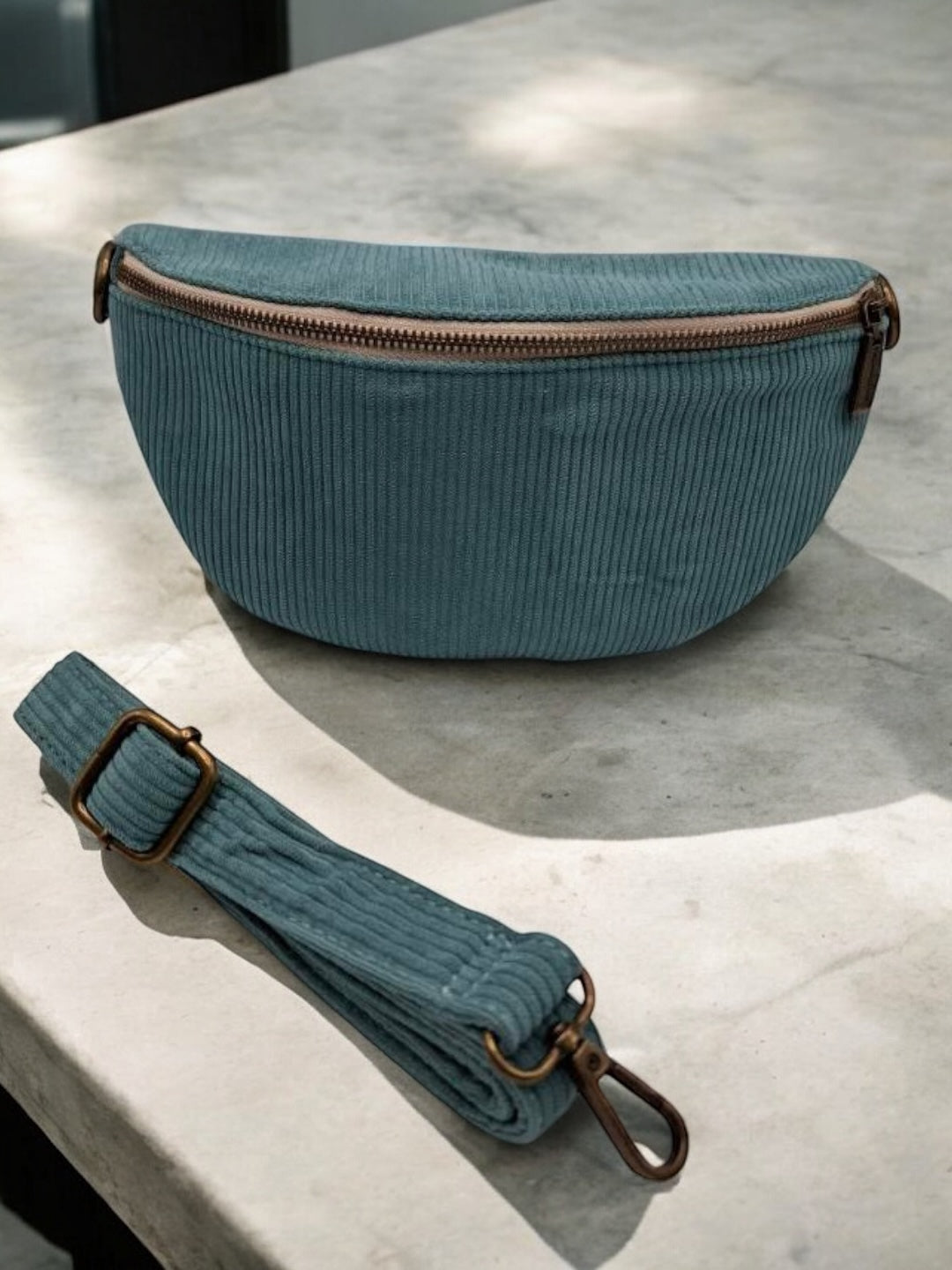 Sac banane en velours côtelé une poche bleu turquoise