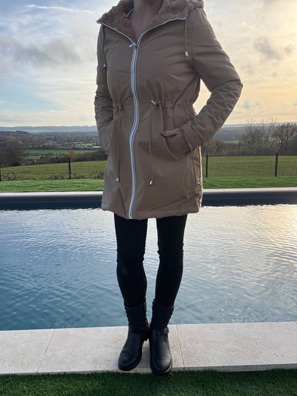 New Lolo - Manteau long camel réversible imperméable fourré fausse fourrure avec un cordon de resserrage à la taille- Curvy