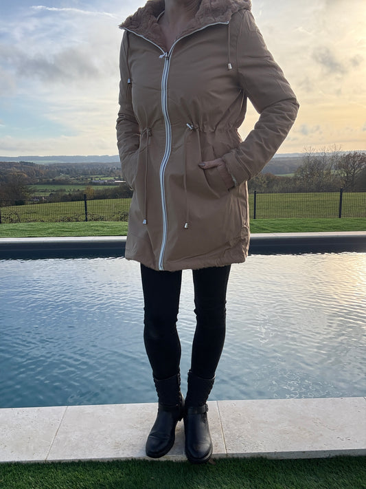 New Lolo - Manteau long camel réversible imperméable fourré fausse fourrure avec un cordon de resserrage à la taille- Curvy
