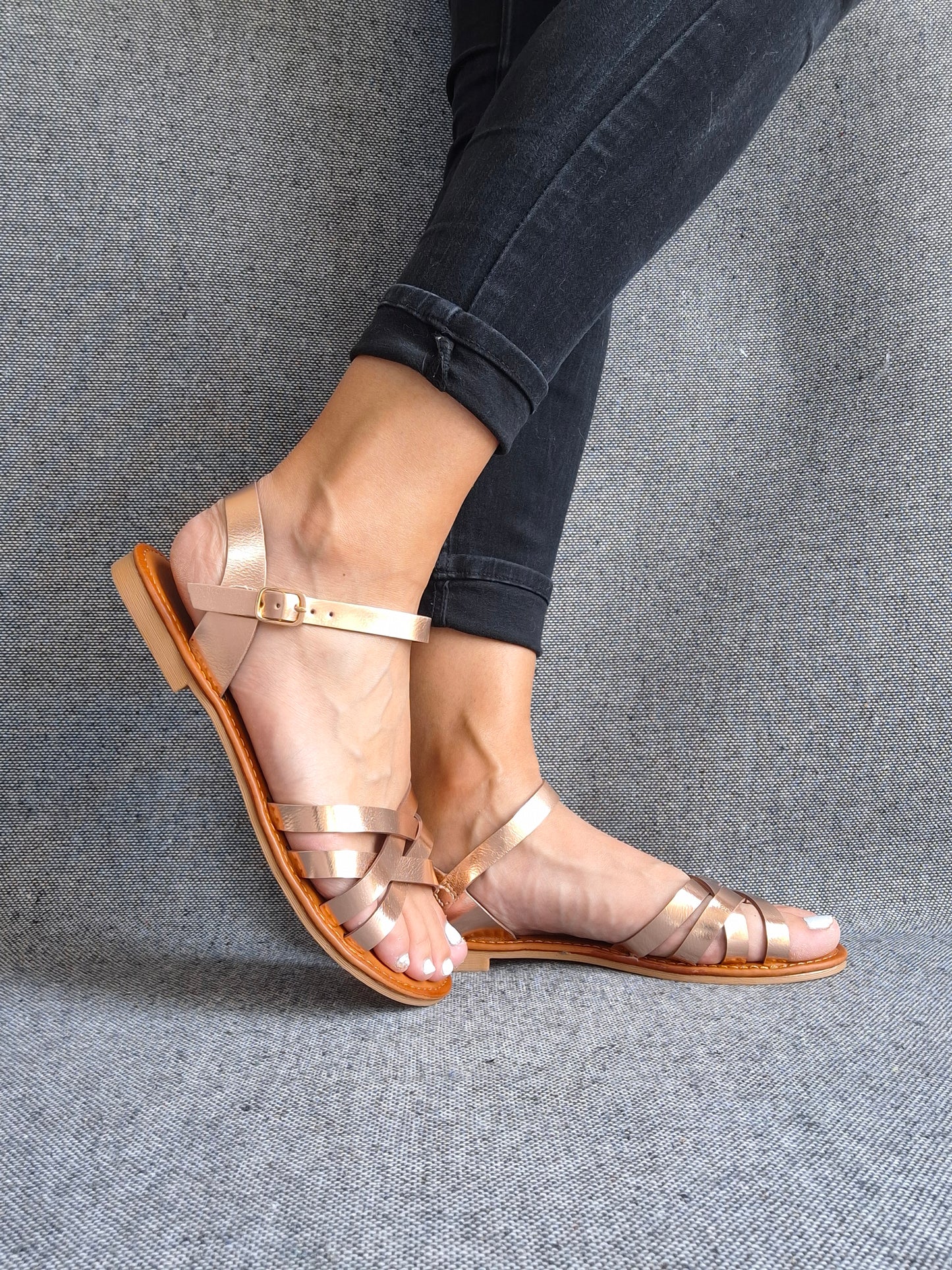 Chaussures sandales plates à brides entrecroisées doré rosé