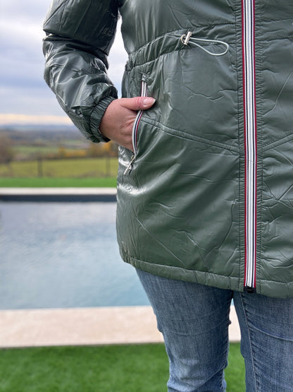 Attrait Paris - Manteau mi-long imperméable fourré resserrable à la taille kaki brillant