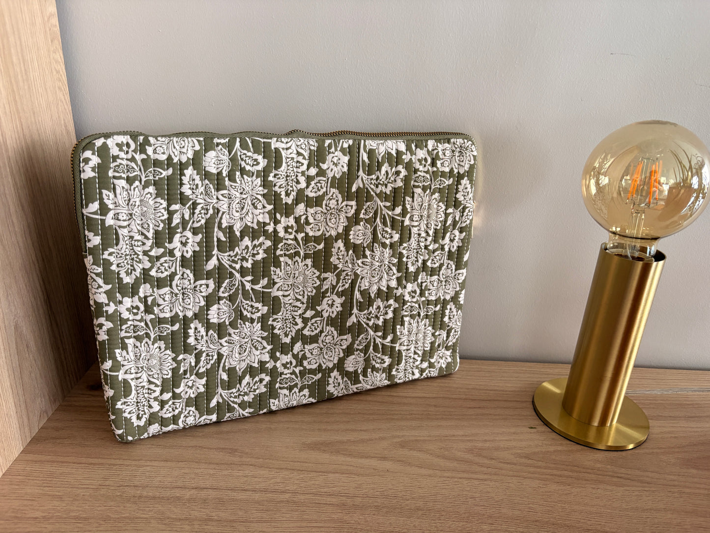 Pochette housse pour ordinateur en coton matelassé liberty floral toile de jouy couleur Kaki et blanc