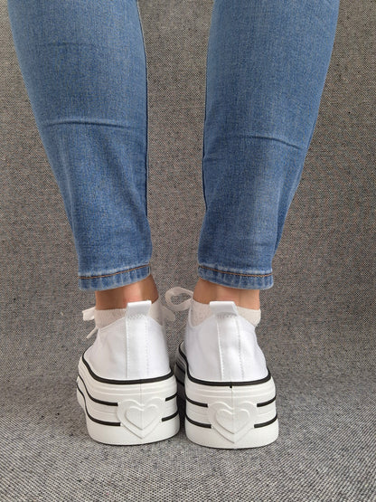 Chaussures baskets basses semelle compensée en tissu blanc style converse