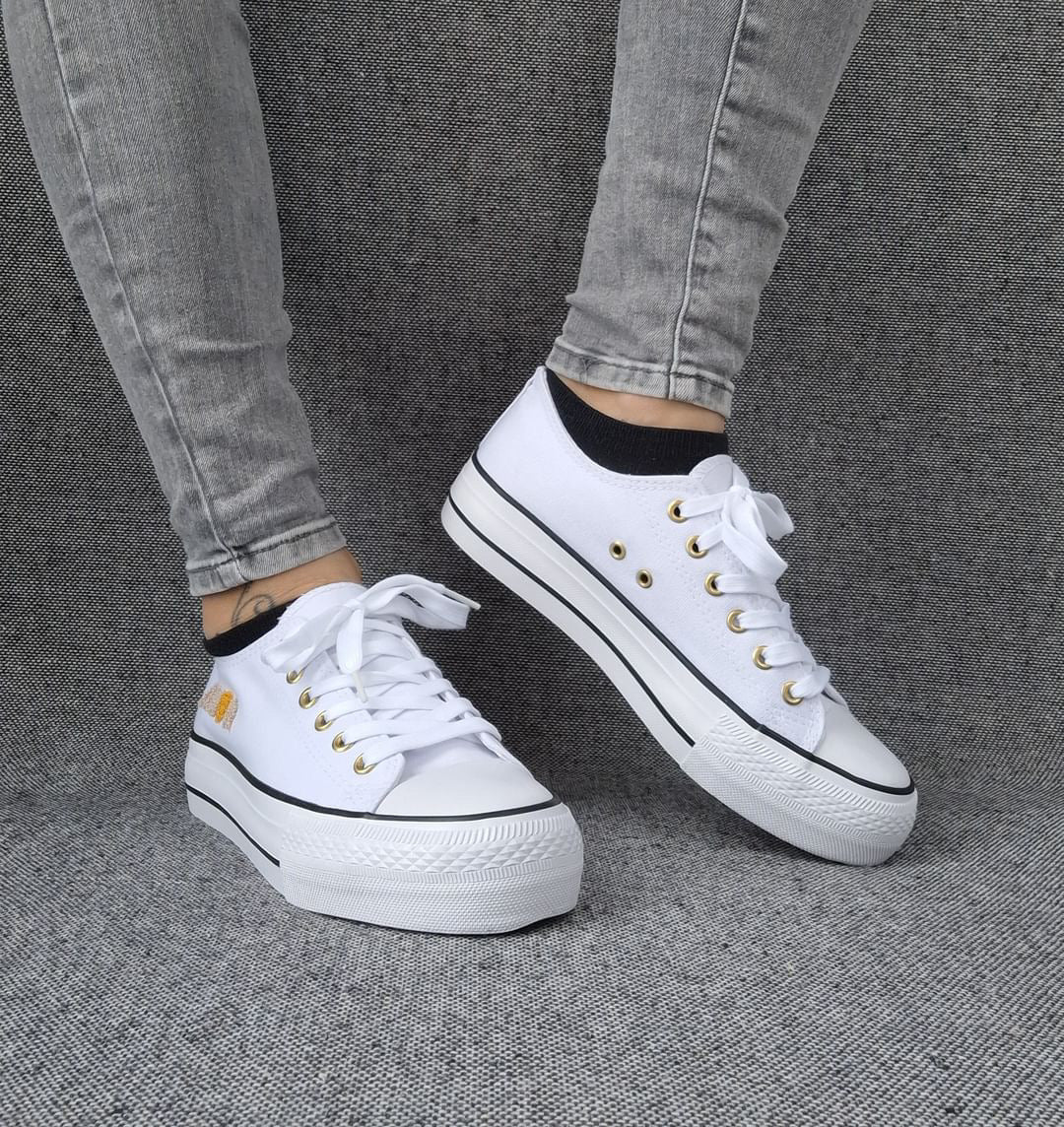 Chaussures baskets basses en toile blanche avec inscription “Amor” style converse