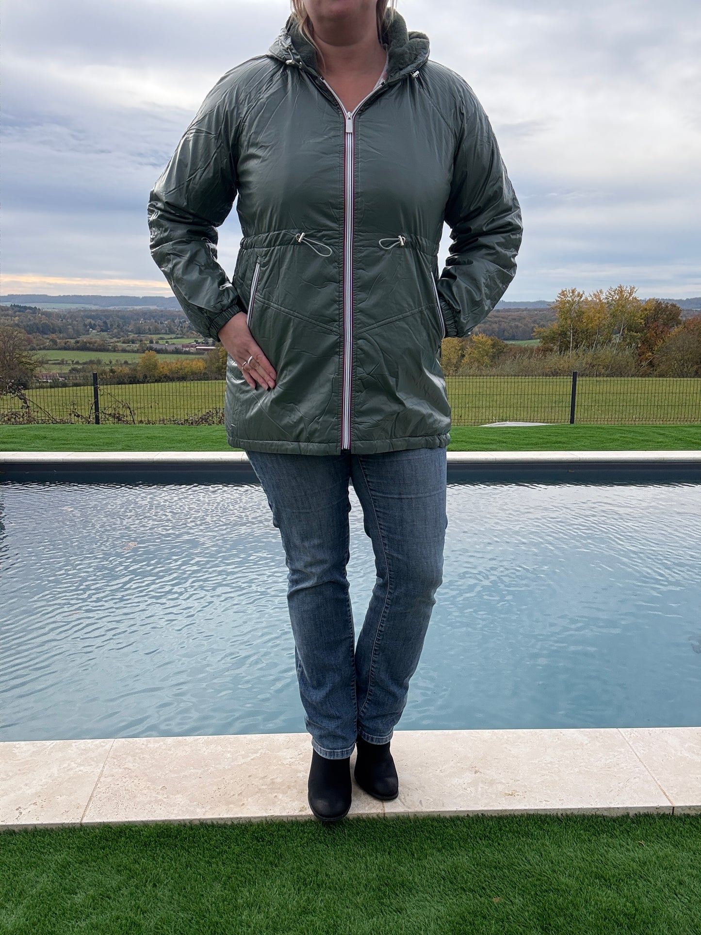 Attrait Paris - Manteau mi-long imperméable fourré resserrable à la taille kaki brillant