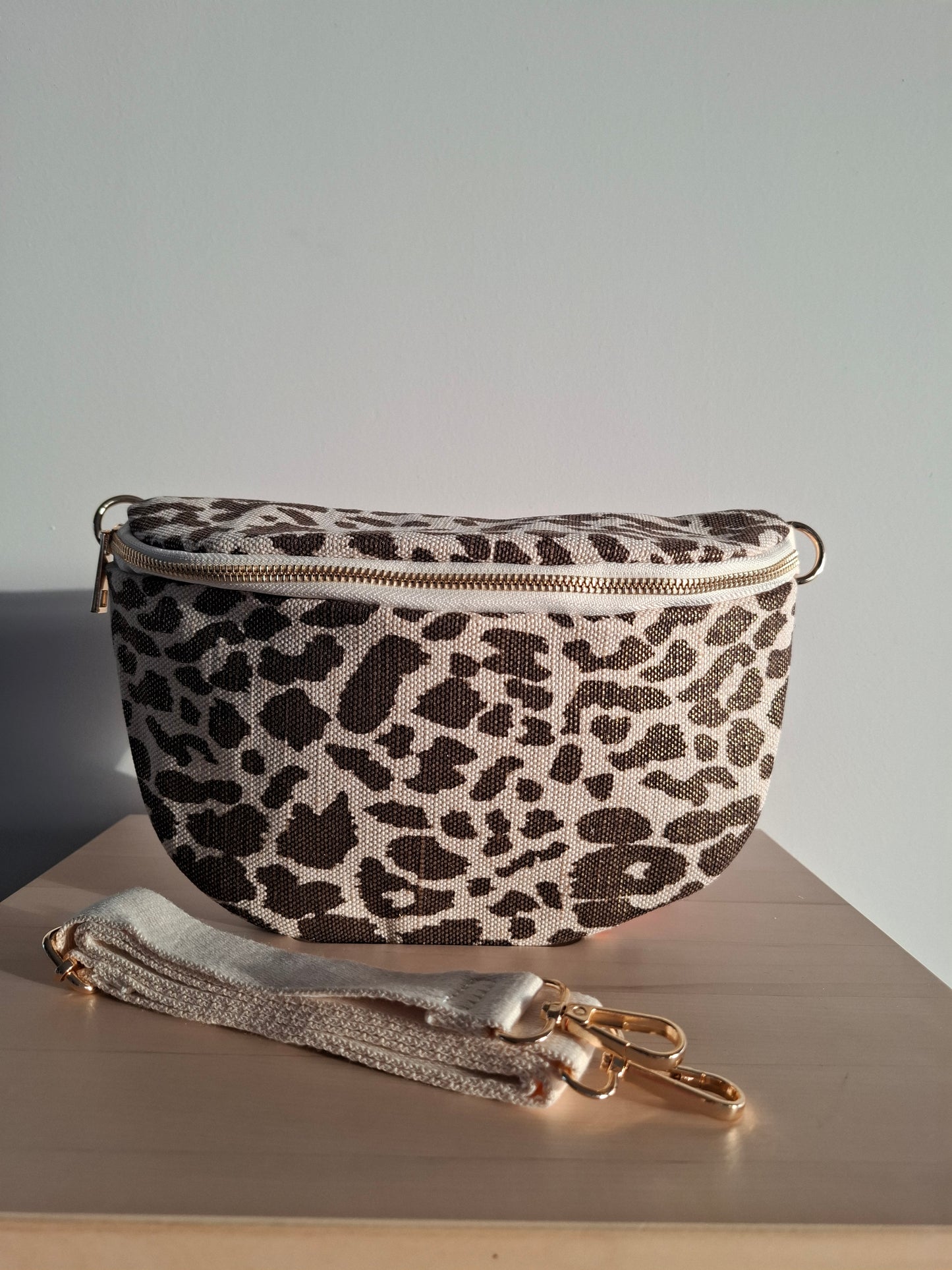 Sac banane en tissu motif léopard teintes marron et beige