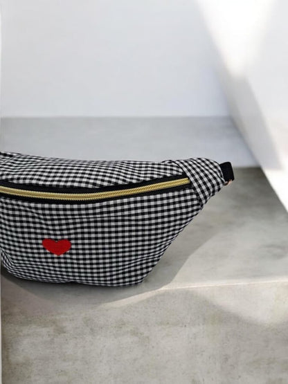 Sac banane en coton motif vichy noir et blanc avec cœur rouge