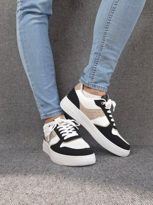 Chaussures baskets blanches et noirs details dorés style sneakers