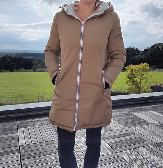 Manteau long réversible et imperméable matelassé camel marron/doré