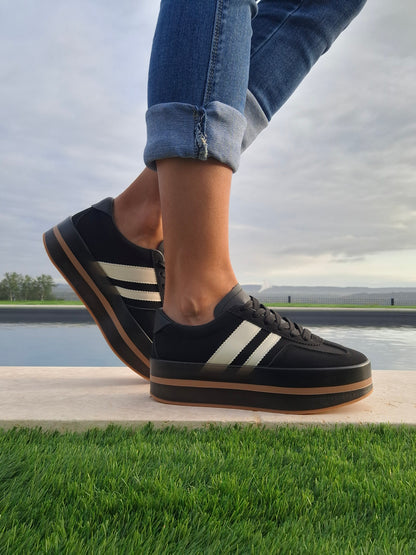 Chaussures baskets basses compensées noir avec bandes blanches style sneakers campus