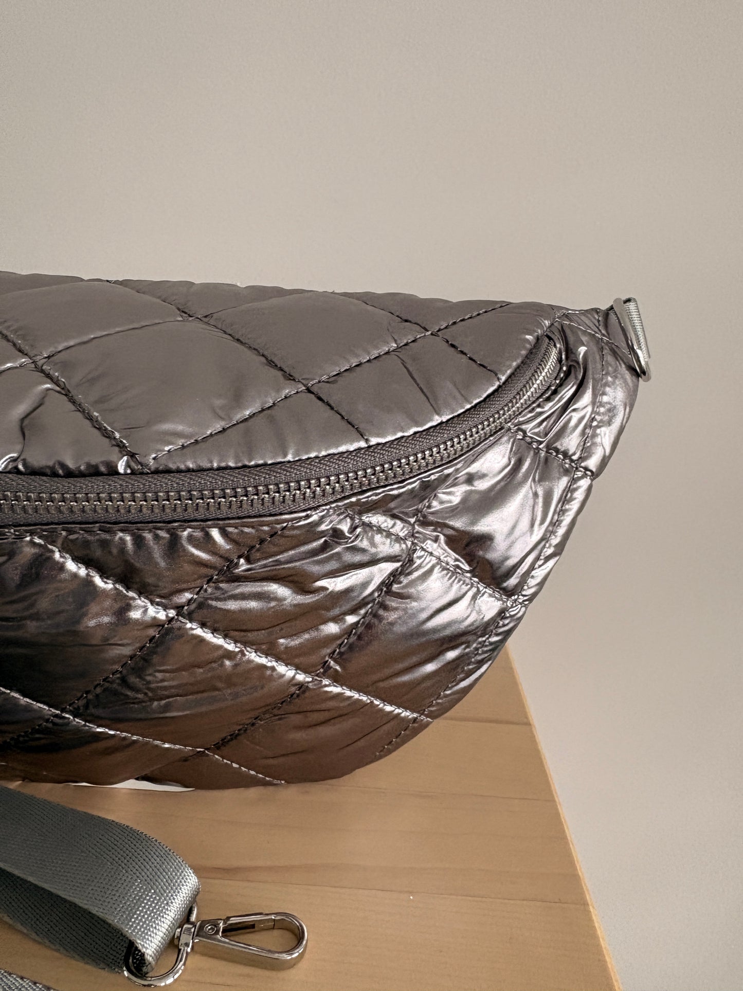 Sac banane XL matelassé effet doudoune argenté