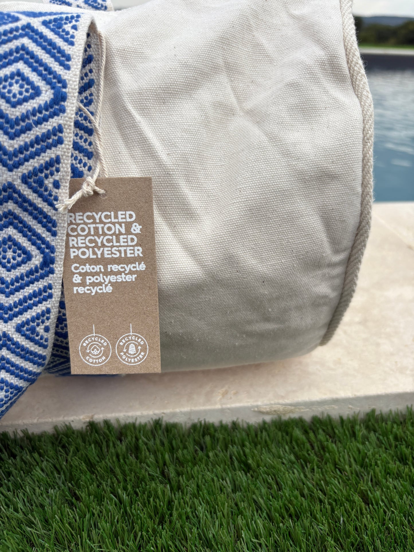 Sac polochon en coton tissu beige avec poignées motifs géométriques en bleu et blanc