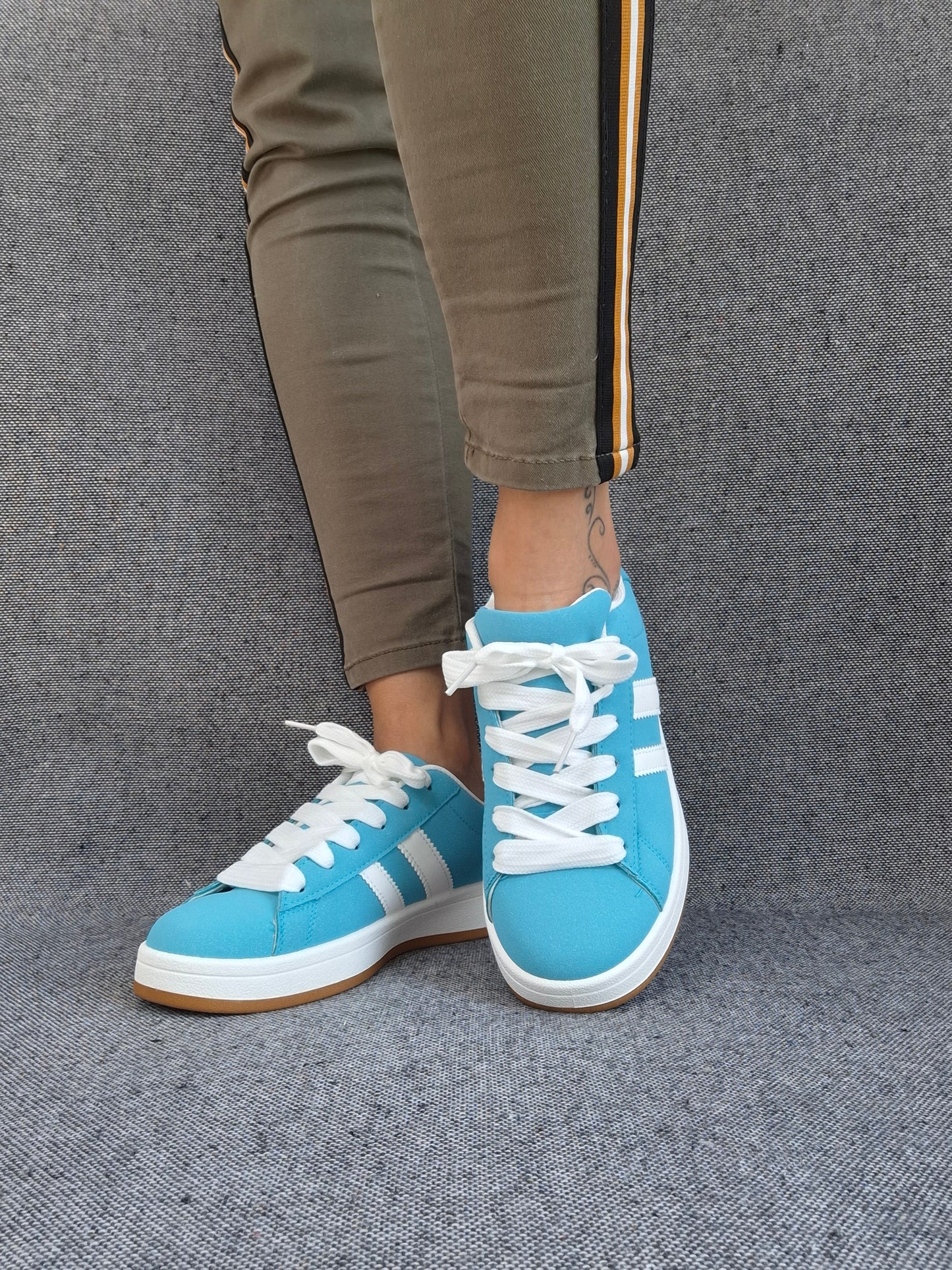 Chaussures baskets basses bleu turquoise avec bandes blanches style campus