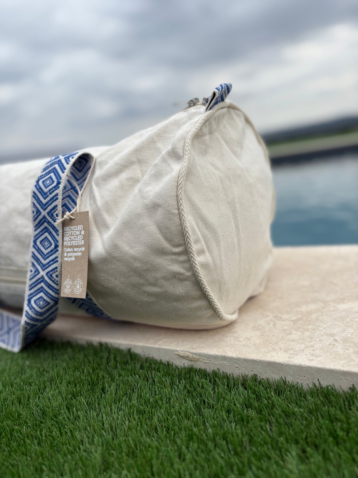 Sac polochon en coton tissu beige avec poignées motifs géométriques en bleu et blanc