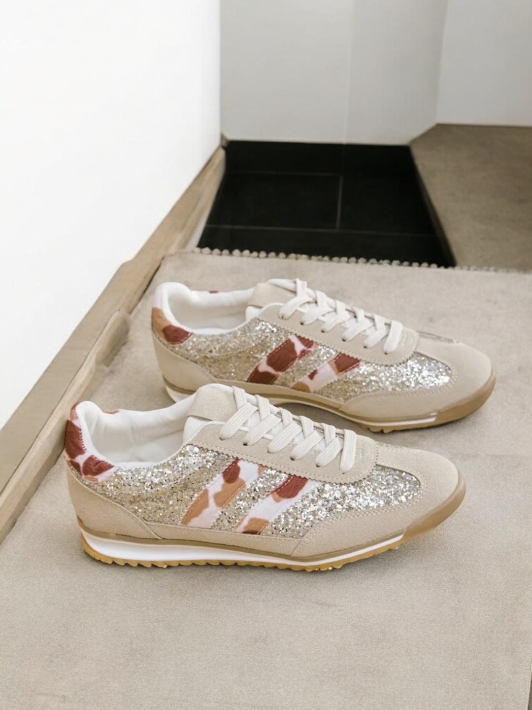 Chaussures baskets basses gris pailleté avec des rayures motif léopard style sneakers