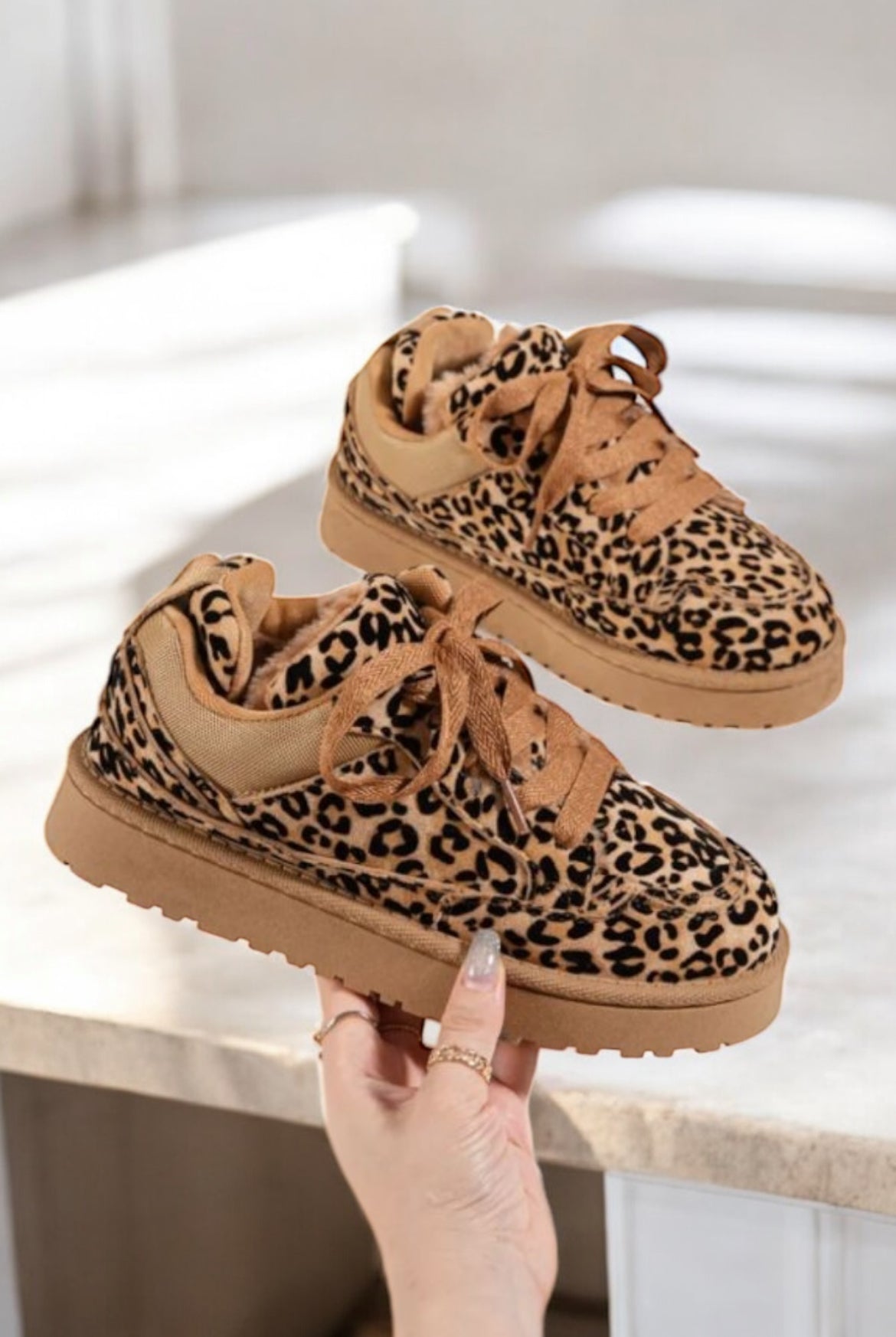 Chaussures baskets basses légèrement compensées fourrées motif léopard style sneakers