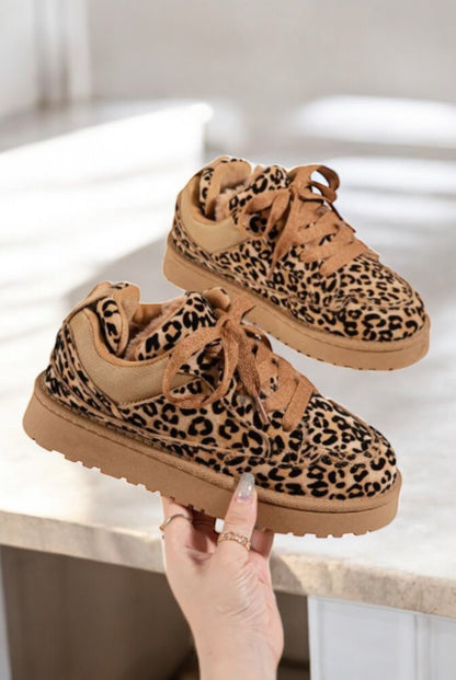 Chaussures baskets basses légèrement compensées fourrées motif léopard style sneakers