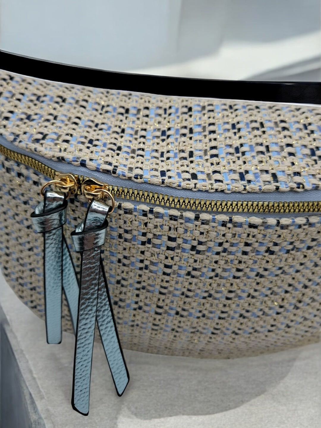 Sac banane en tissu à motif texturé de couleurs noir, bleu et beige sangle fantaisie