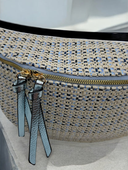 Sac banane en tissu à motif texturé de couleurs noir, bleu et beige sangle fantaisie