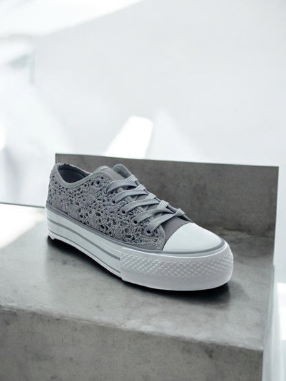 Chaussures baskets basses à dentelle grise en tissu style converse