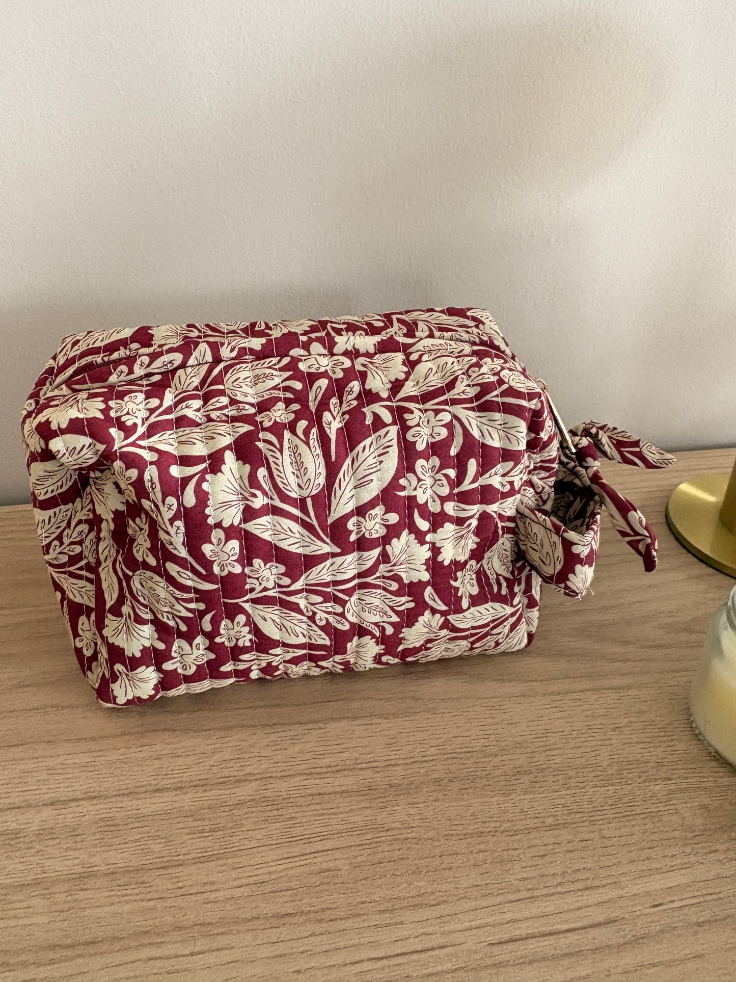 Pochette trousse en coton matelassé liberty floral toile de jouy couleur Bordeaux et blanc