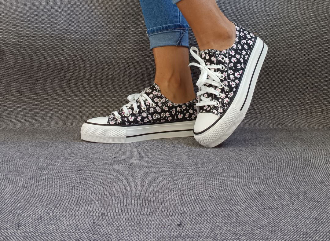 Baskets basses motifs liberty fleurs noires en tissu type converse