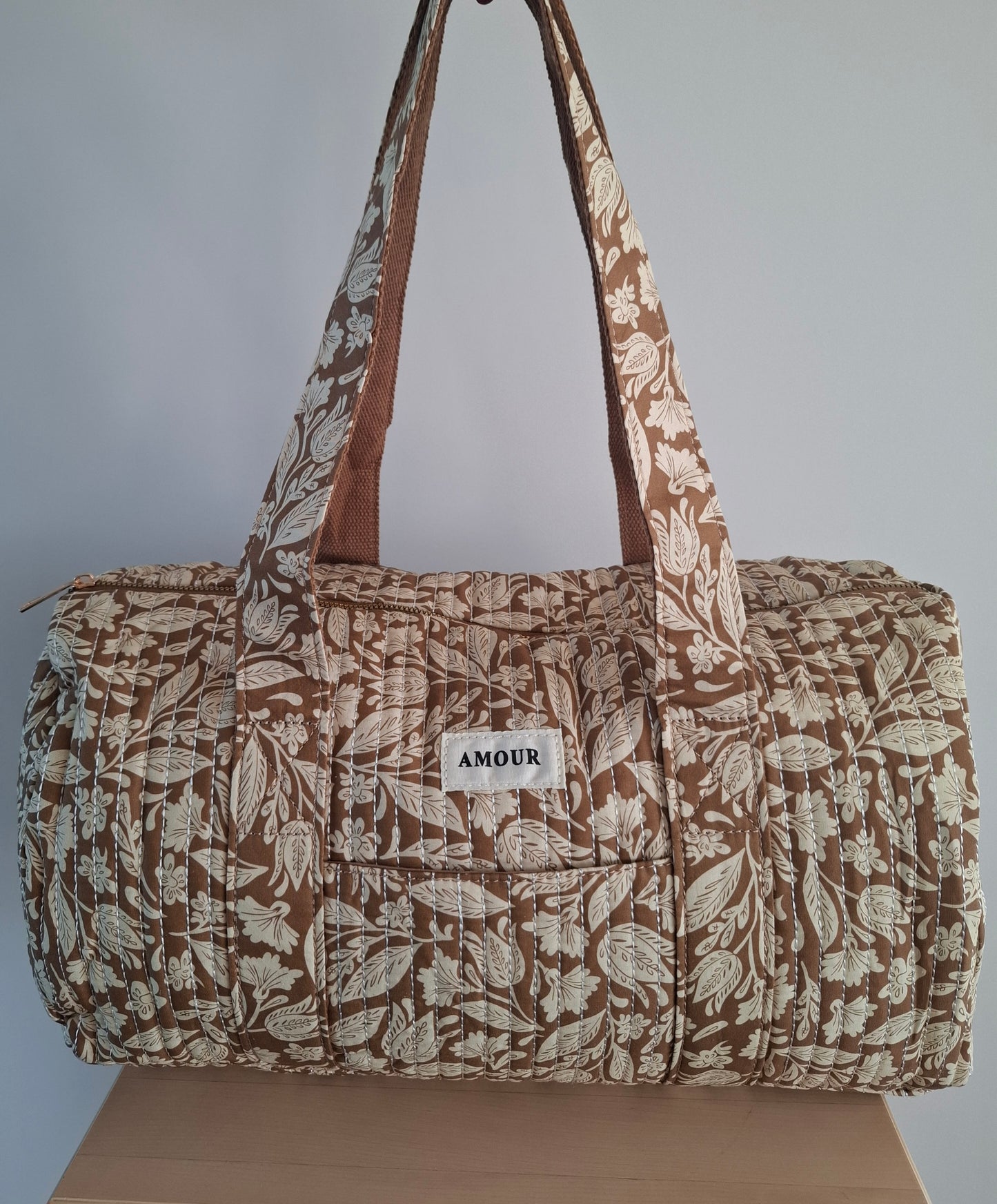 Sac polochon en coton matelassé liberty floral toile de jouy camel et blanc