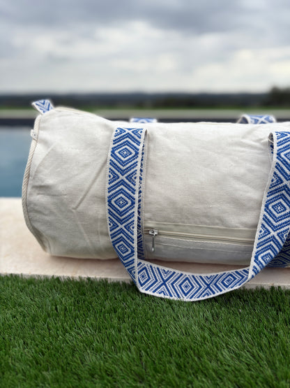 Sac polochon en coton tissu beige avec poignées motifs géométriques en bleu et blanc