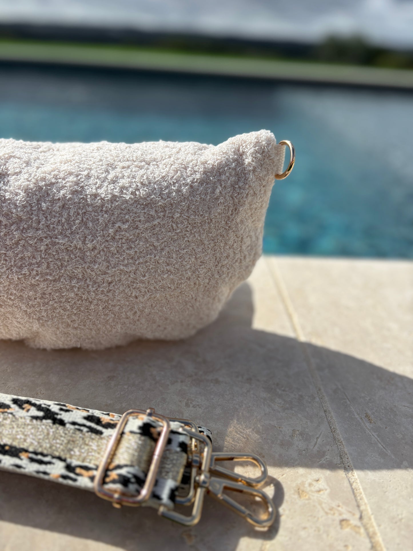 Sac banane en tissu moumoute douce bouclette beige inscription "AMOUR" sangle fantaisie léopard