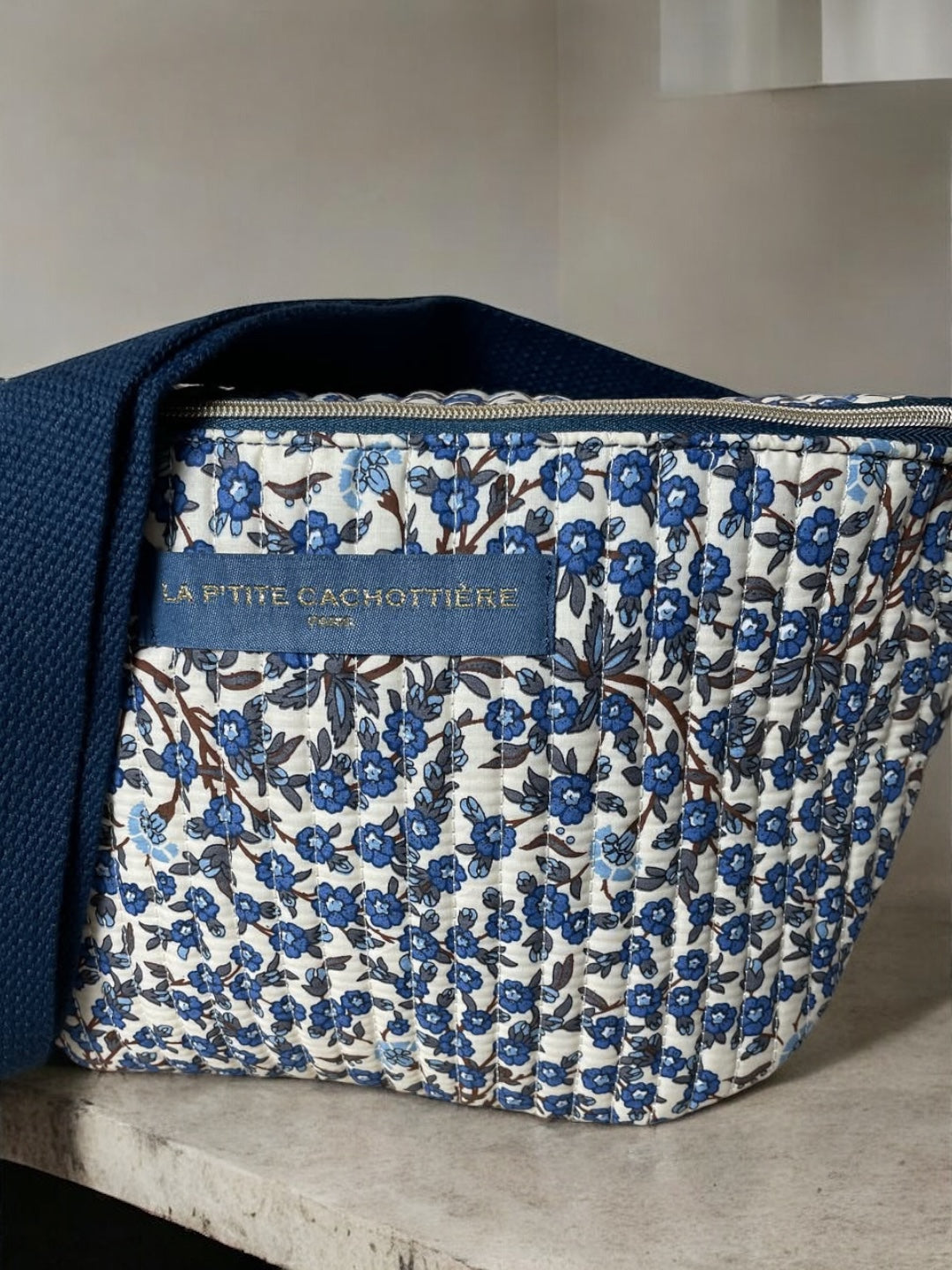 Nouveautés - Sac banane en coton liberty fleuri bleu marine « La Ptite cachottière »