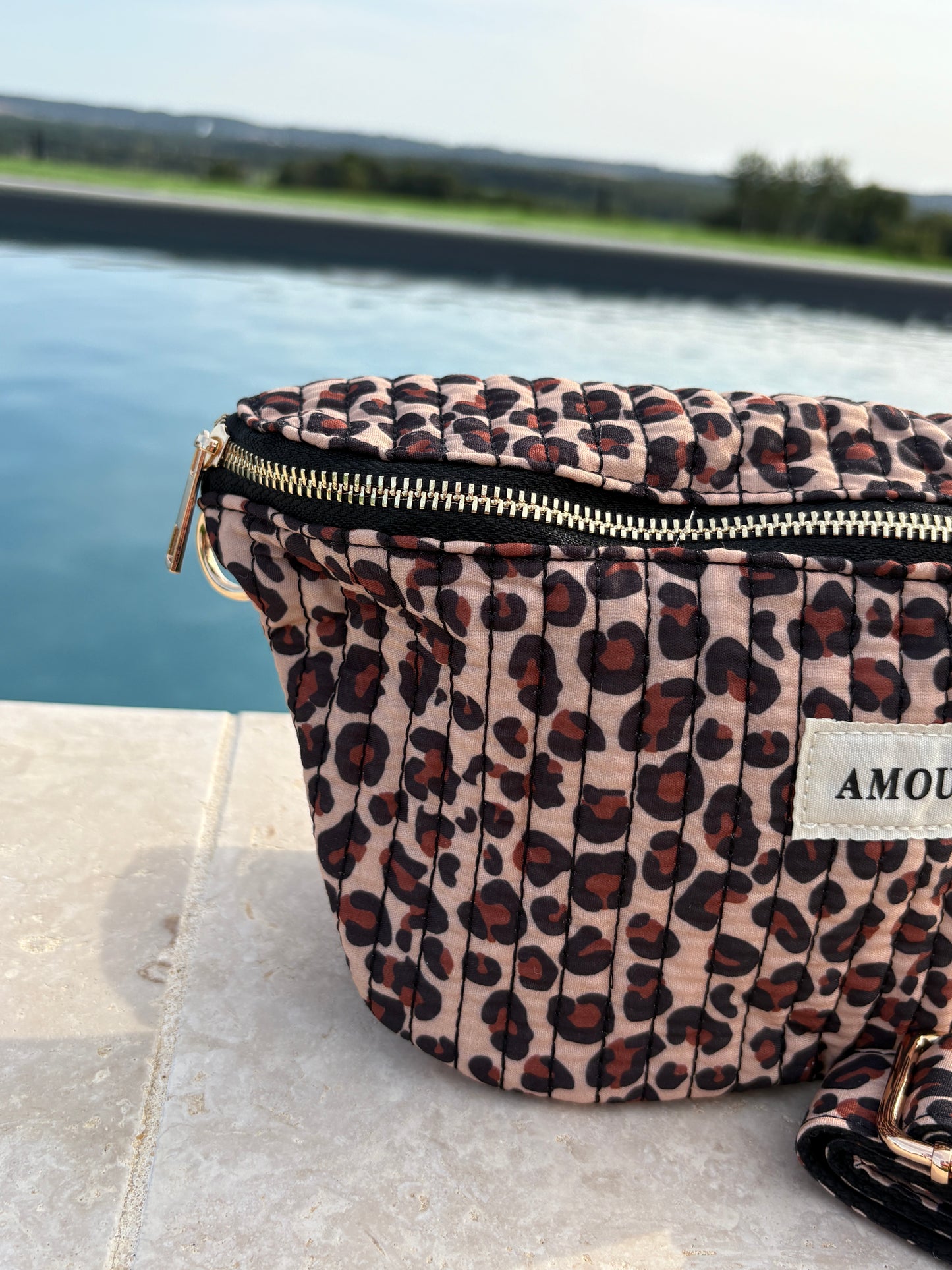 Sac banane tissu coton matelassé imprimé léopard beige marron noir