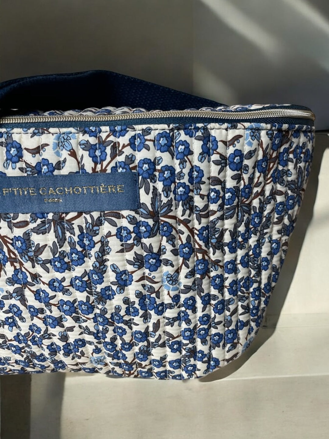 Nouveautés - Sac banane en coton liberty fleuri bleu marine « La Ptite cachottière »