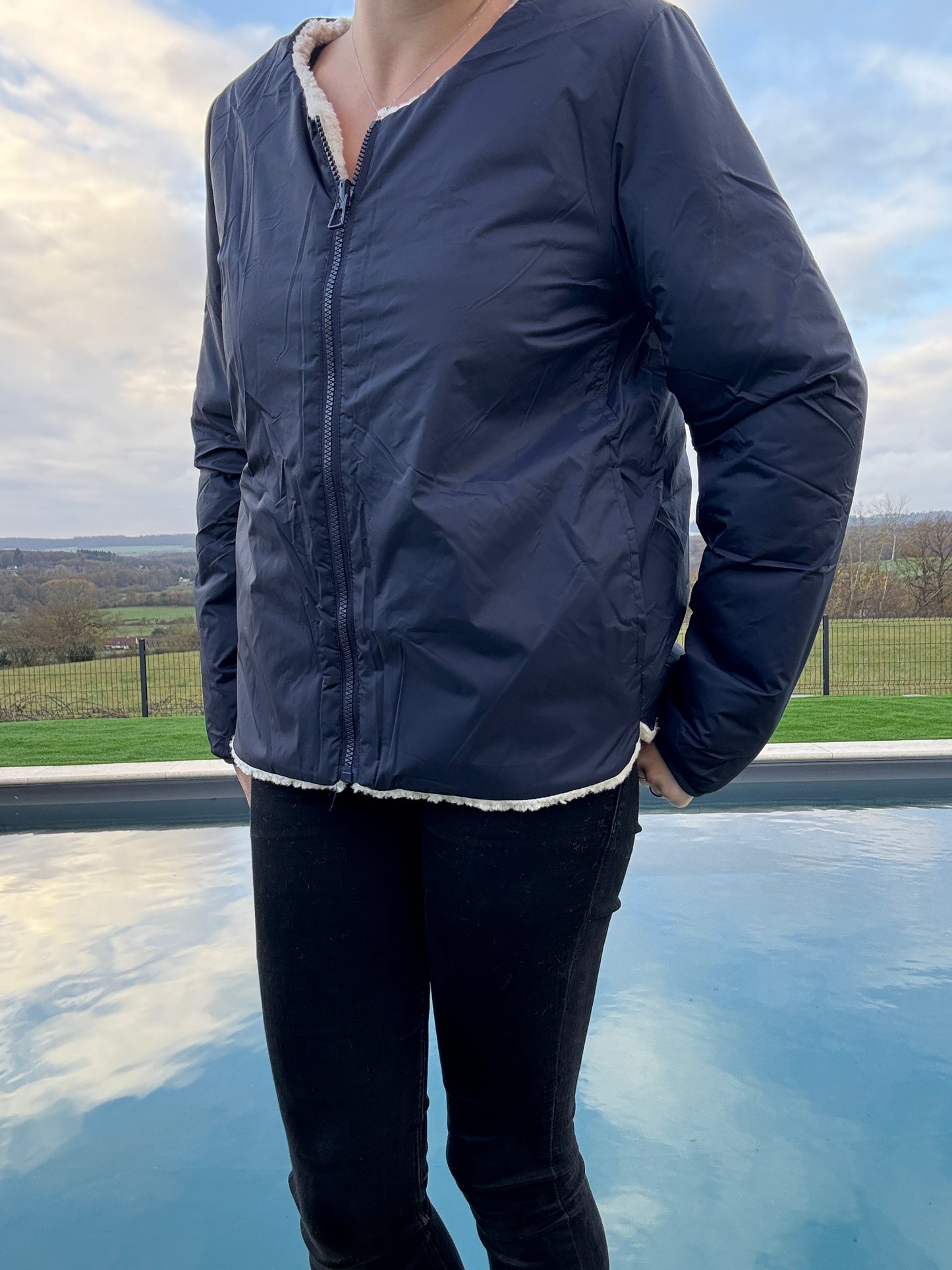 Laura Jo - Veste courte reversible bleu marine avec doublure en sherpa beige