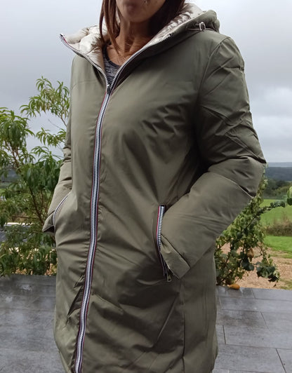 Melya Melody - Manteau long réversible et imperméable matelassé kaki clair/doré - Curvy