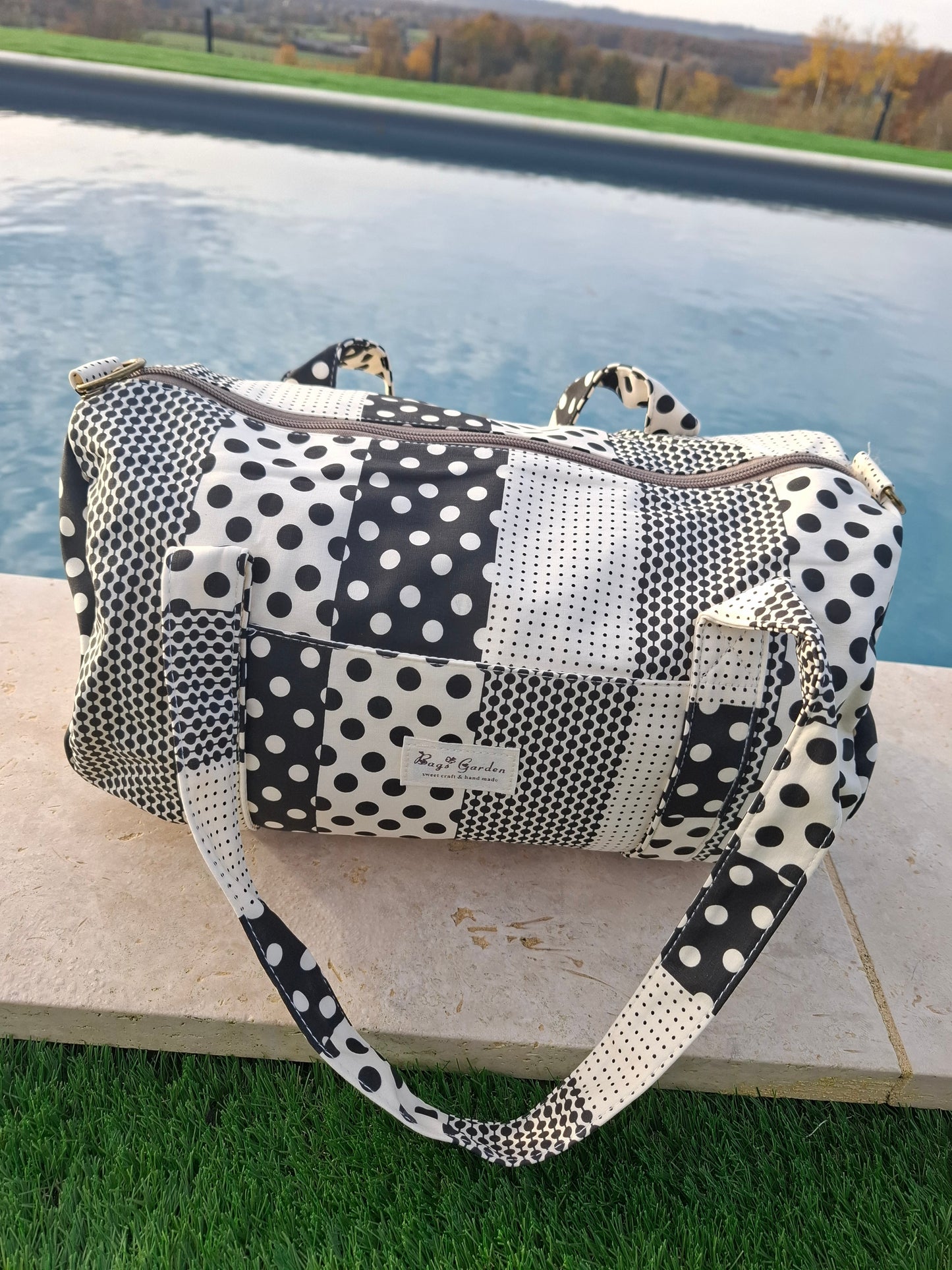 Sac polochon week end de voyage en tissu coton patchwork motifs à pois noir et blanc