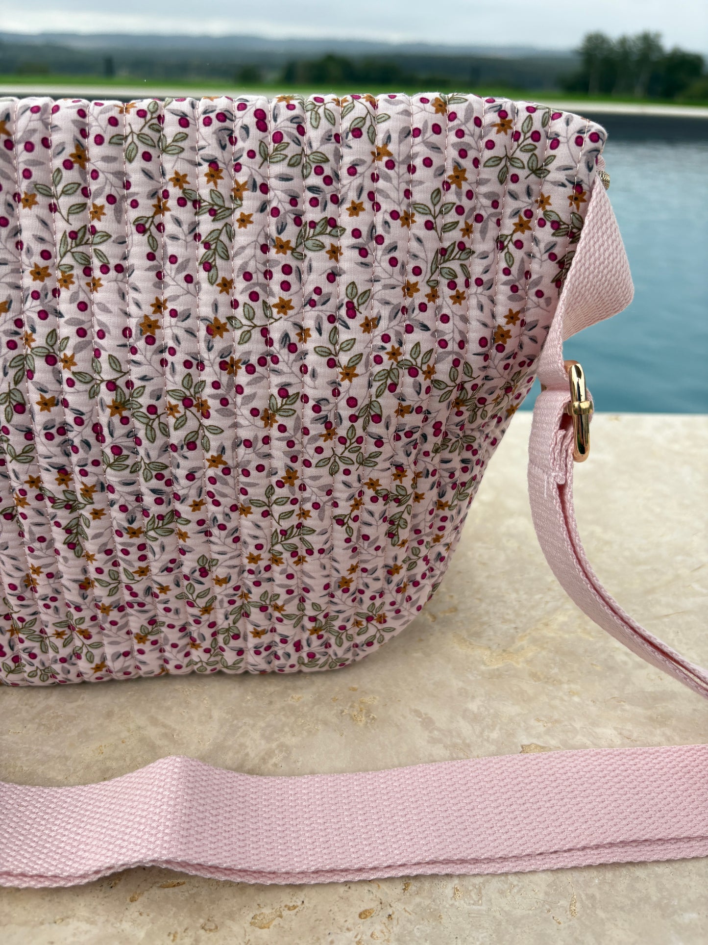 Sac banane en coton matelassé liberty baies rose crème  « La Ptite cachottière »