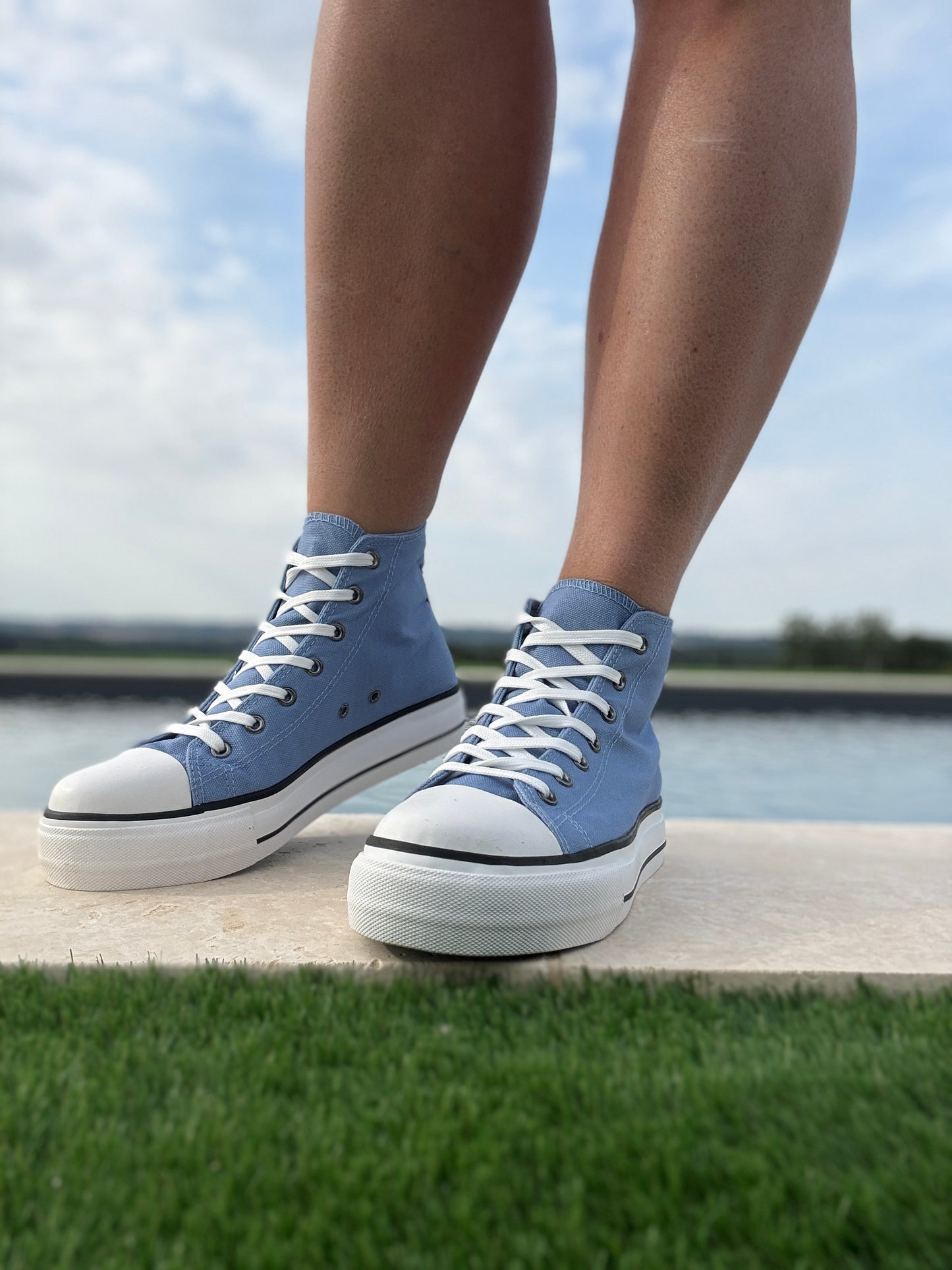 Chaussures baskets hautes en toile bleu clair blanc style converse