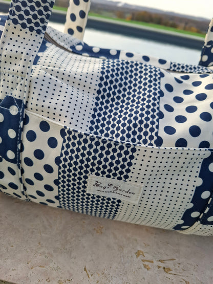 Sac polochon week end de voyage en tissu coton patchwork motifs à pois bleu marine et blanc
