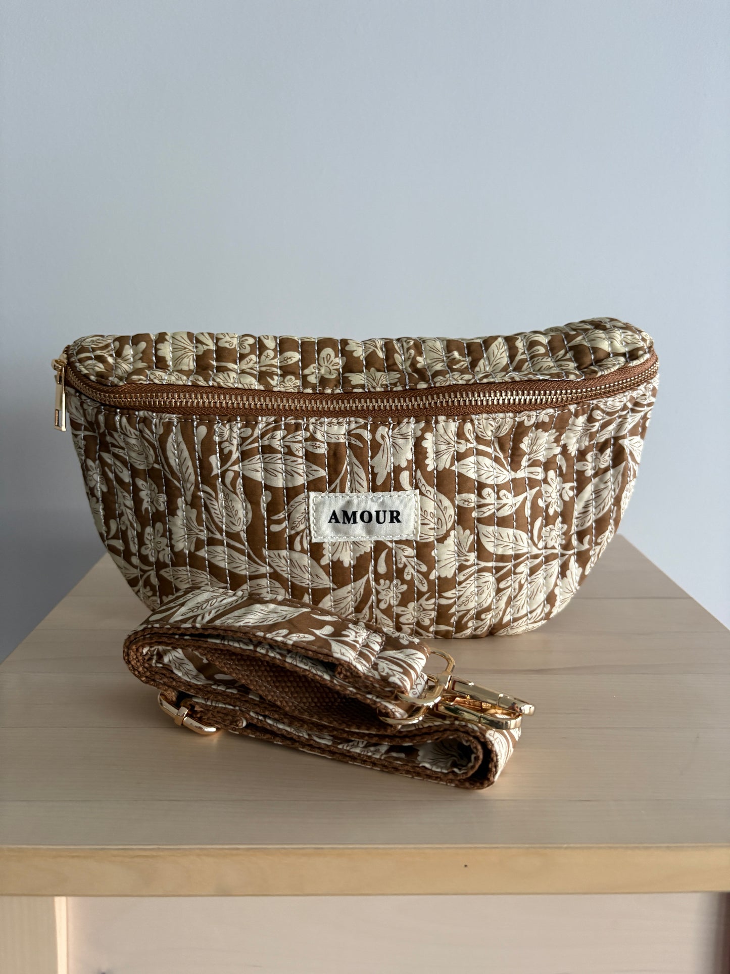 Sac banane coton matelassé liberty floral toile de jouy camel et blanc