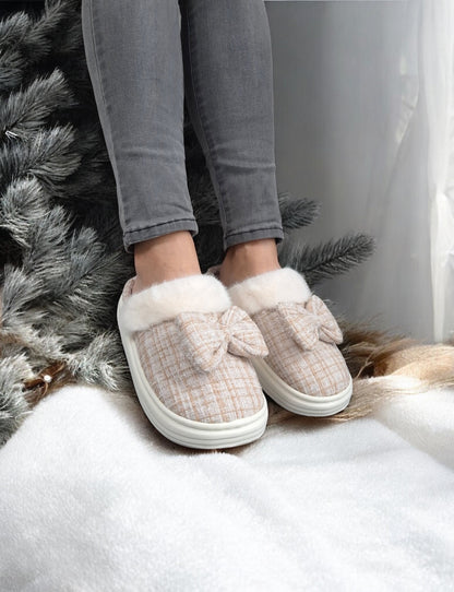 Chaussons fourrés beige et blanc en tissu à carreaux avec noeud