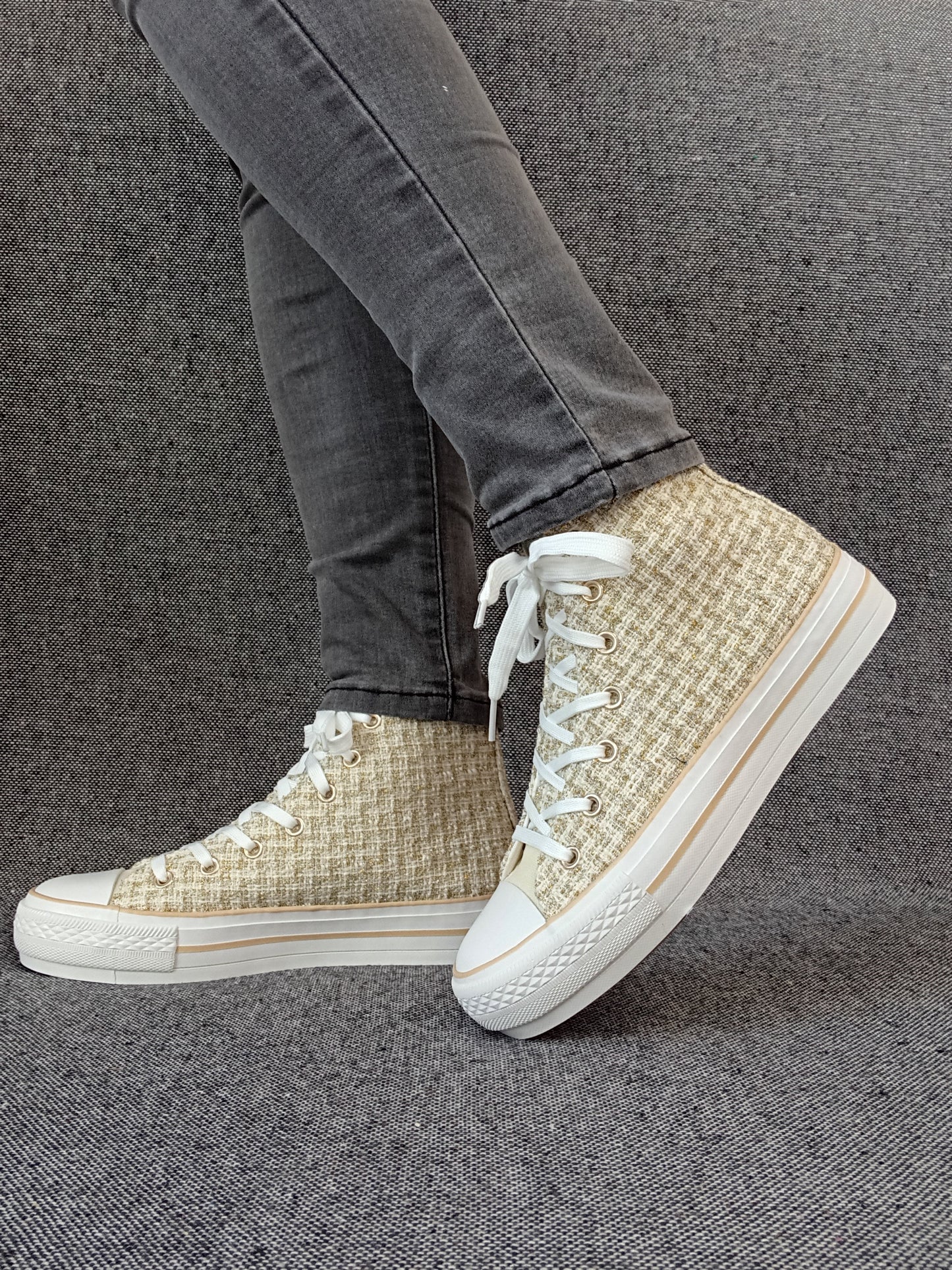 Chaussures baskets hautes en tissu texturé beige style converse