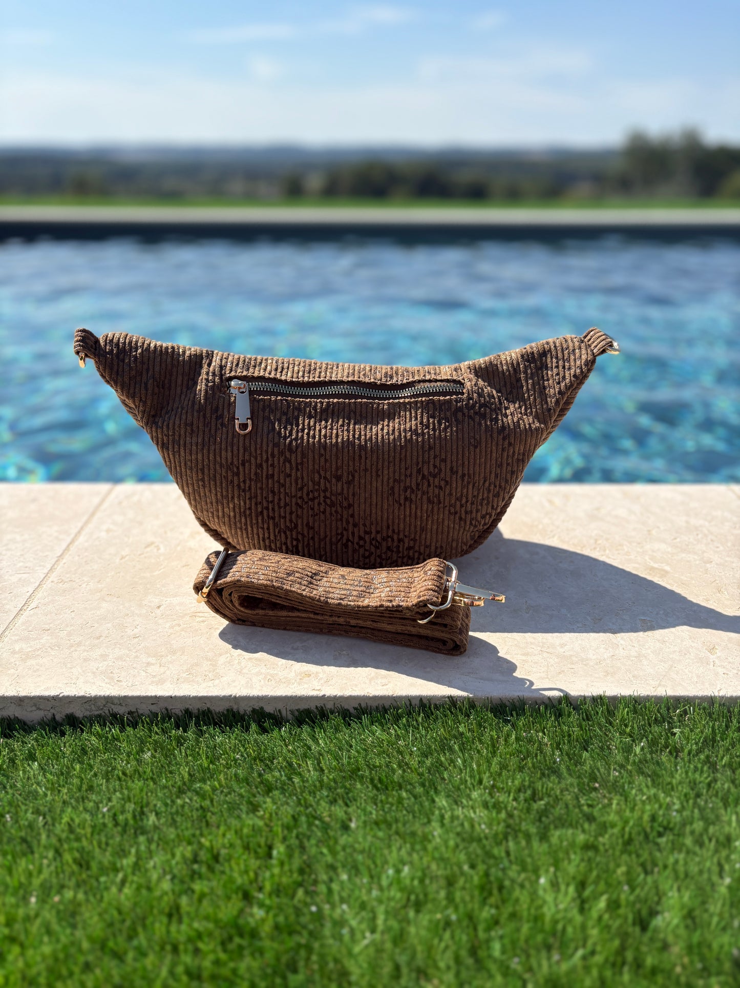 Sac banane XL en velours côtelé taupe imprimé léopard 2 poches