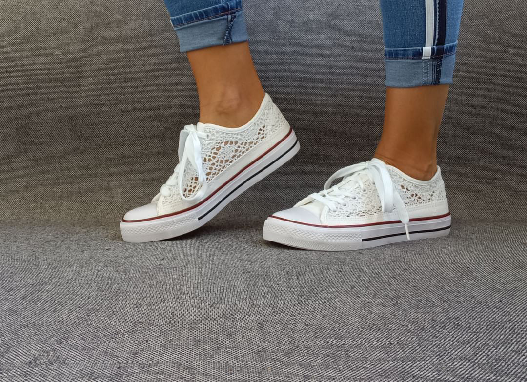 Baskets à dentelle blanche basse en tissu style Converse