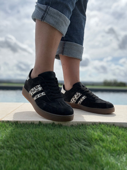 Chaussures baskets basses toucher daim noir avec bandes léopard style campus