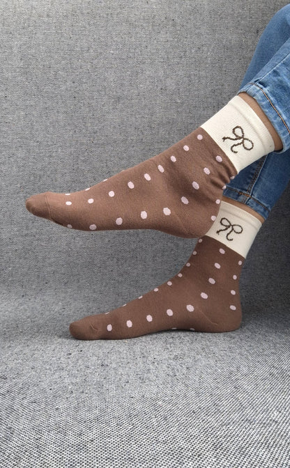 Paire de chaussettes marrons en coton à pois rose avec bordure blanche et motif nœud noir