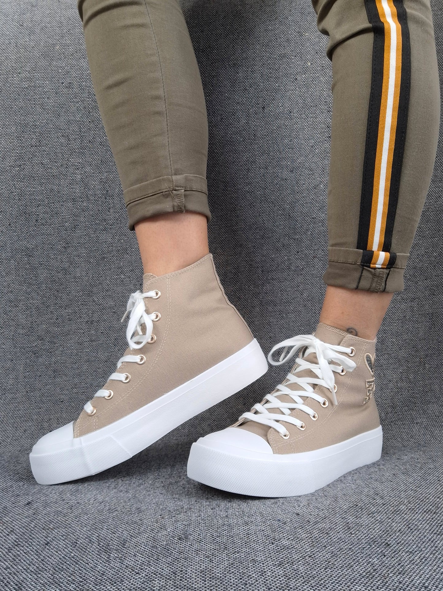 Chaussures baskets hautes tissu beige taupe blanc inscription "LOVE" style converse