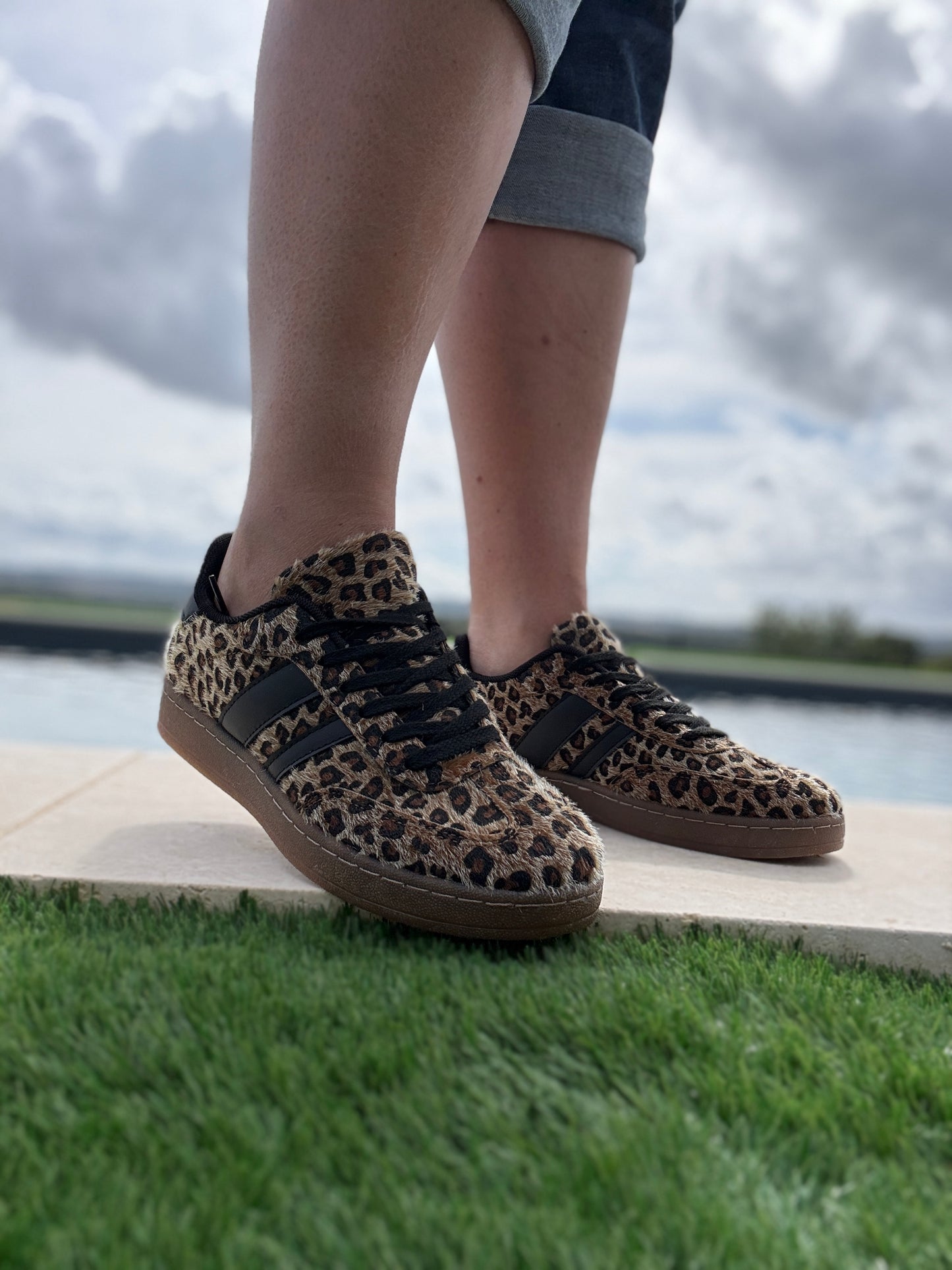 Chaussures baskets basses toucher poils imprimé léopard avec bandes noires style campus