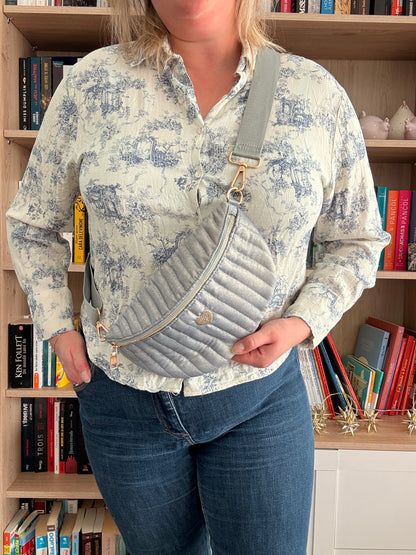 Sac banane bleu clair irisé en tissu texturé relief – style chic et finitions dorées pour femme