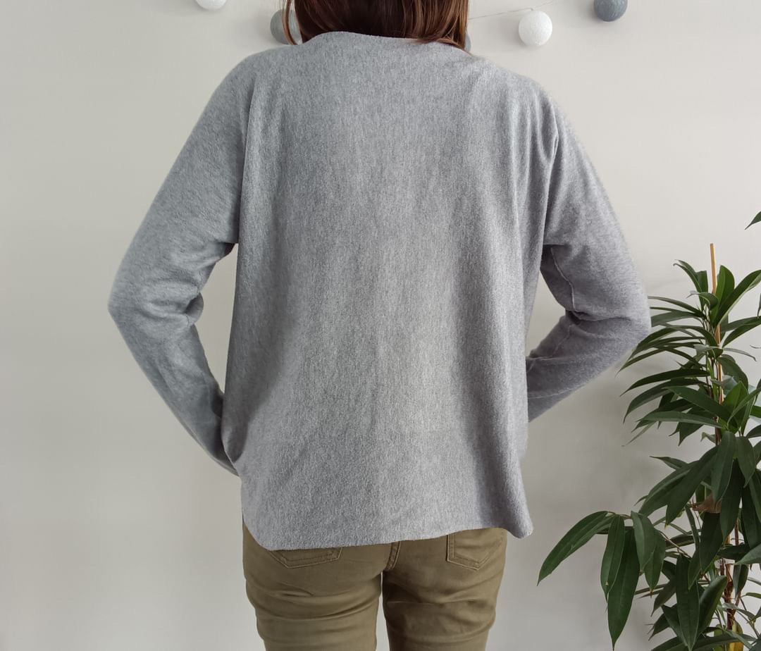 Pull maille gris clair à étoiles léopard et doré